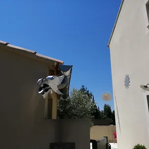 Le Cabanon De Laura Hébergement de vacances LʼIsle-sur-la-Sorgue